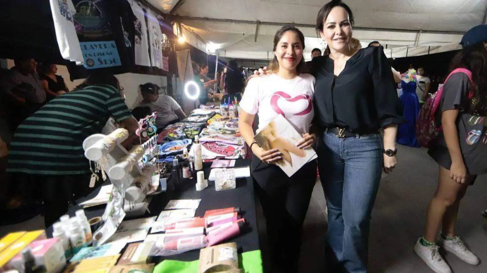 La alcaldesa de Nuevo Laredo, Canturosas Villarreal, visitó el bazar